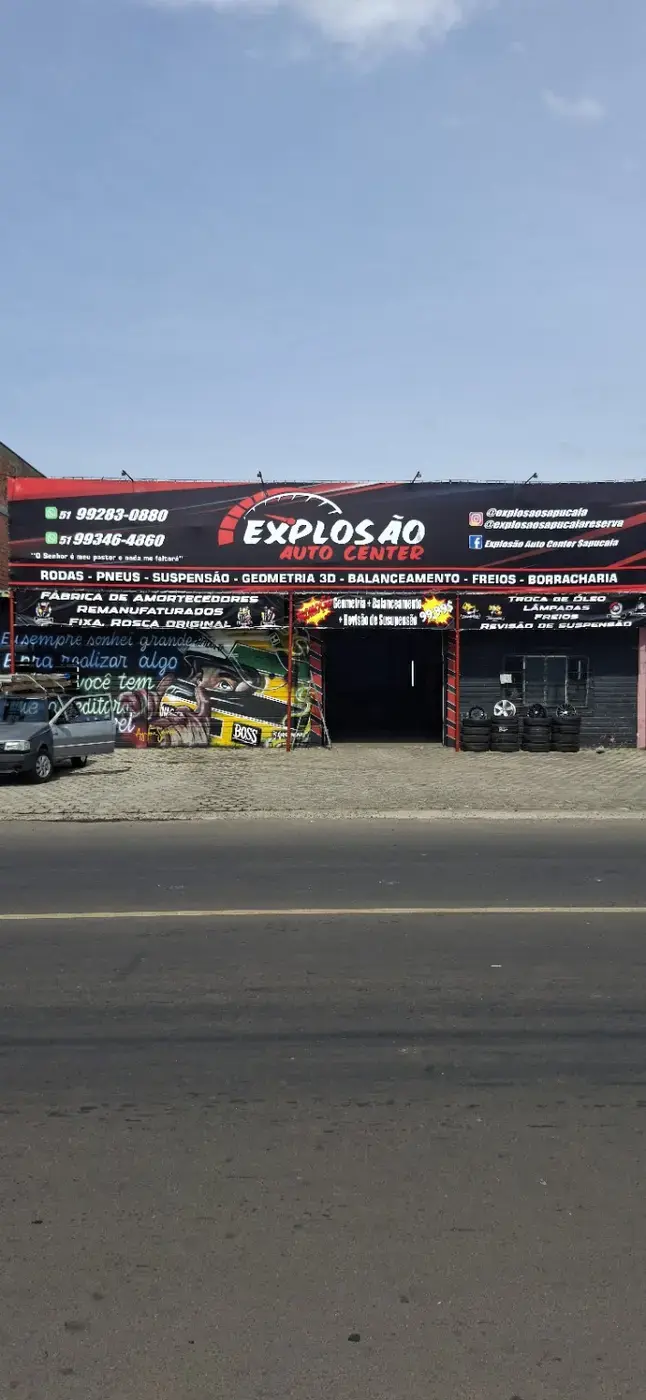 Explosão Auto Center: Fachada em lona e comunicação visual