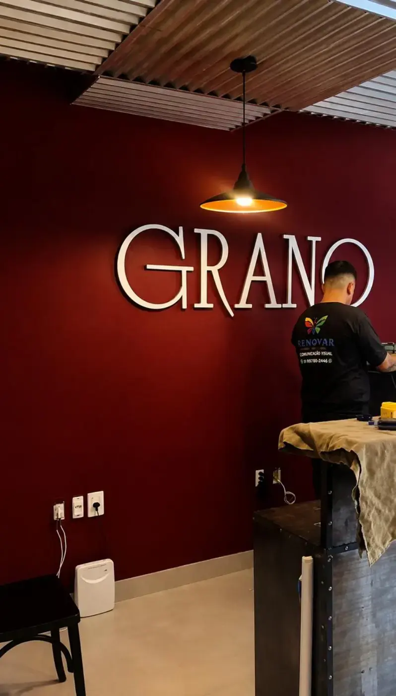 Grano: Letras internas em relevo