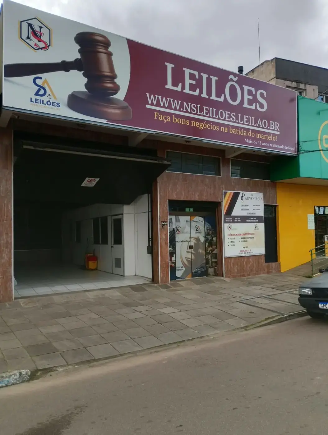 NS Leilões: Fachada em lona