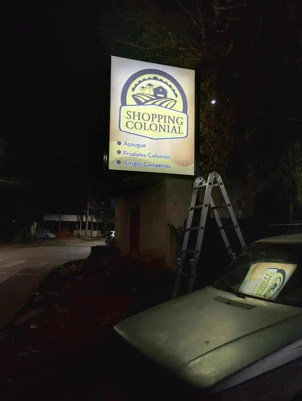 Shopping Colonial: Totem iluminado
